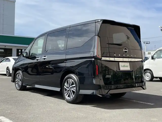 日産 セレナ e－パワー ハイウェイスター V 東京都 2025(令7)年 0.1千km ダイヤモンドブラック ヘッドランプ オートレベライザー/アダプティブLEDヘッドライトシステム/インテリジェント アラウンドビューモニター（移動物 検知機能付）インテリジェント ルームミラー/アドバンスドドライブアシストディスプレイ/（12.3インチカラーディスプレイ）/統合型インターフェースディスプレイ/ワイヤレス充電器/6スピーカー/NissanConnectナビゲーションシステム/・地デジ内蔵/・Bluetooth/車載通信ユニット（TCU［Telematics Control Unit］）ETC2.0ユニット（ビルトインタイプ）/ドライブレコーダー（前後セット）/プロパイロット（ナビリンク機能付）/・プロパイロット緊急停止支援システム（SOSコール機能付）SOSコール/（488/400円）