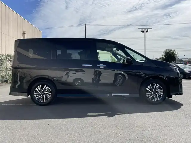 日産 セレナ e－パワー ハイウェイスター V 東京都 2025(令7)年 0.1千km ダイヤモンドブラック ヘッドランプ オートレベライザー/アダプティブLEDヘッドライトシステム/インテリジェント アラウンドビューモニター（移動物 検知機能付）インテリジェント ルームミラー/アドバンスドドライブアシストディスプレイ/（12.3インチカラーディスプレイ）/統合型インターフェースディスプレイ/ワイヤレス充電器/6スピーカー/NissanConnectナビゲーションシステム/・地デジ内蔵/・Bluetooth/車載通信ユニット（TCU［Telematics Control Unit］）ETC2.0ユニット（ビルトインタイプ）/ドライブレコーダー（前後セット）/プロパイロット（ナビリンク機能付）/・プロパイロット緊急停止支援システム（SOSコール機能付）SOSコール/（488/400円）
