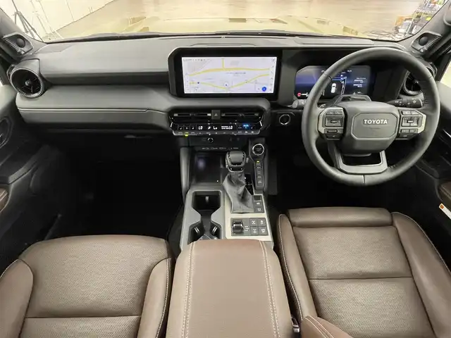 トヨタ ランドクルーザー ２５０ ZX 福岡県 2025(令7)年 0.4万km ベージュⅡ ワンオーナー　/サンルーフ　/メーカーＤＡナビ/フルセグTV　/全方位カメラ　/ＪＢＬサウンド　/デジタルインナーミラー　/ワイヤレス充電　/ビルトインＥＴＣ２．０　/トヨタセーフティセンス　/レーダークルーズコントロール　/コーナーセンサー　/衝突軽減ブレーキ　/レーダーキープ　/ブラインドスポットモニター　/アクセル踏み間違い防止　/ヒルディセントコントロール　/ヘッドアップディスプレイ　/パドルシフト　/パワーシート　/シートヒーター/ベンチレーション　/パワーバックドア　/ルーフレール　/純正２０インチアルミホイール　/ＬＥＤヘッドライト