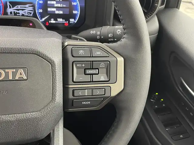 トヨタ ランドクルーザー ２５０ ZX 福岡県 2025(令7)年 0.4万km ベージュⅡ ワンオーナー　/サンルーフ　/メーカーＤＡナビ/フルセグTV　/全方位カメラ　/ＪＢＬサウンド　/デジタルインナーミラー　/ワイヤレス充電　/ビルトインＥＴＣ２．０　/トヨタセーフティセンス　/レーダークルーズコントロール　/コーナーセンサー　/衝突軽減ブレーキ　/レーダーキープ　/ブラインドスポットモニター　/アクセル踏み間違い防止　/ヒルディセントコントロール　/ヘッドアップディスプレイ　/パドルシフト　/パワーシート　/シートヒーター/ベンチレーション　/パワーバックドア　/ルーフレール　/純正２０インチアルミホイール　/ＬＥＤヘッドライト