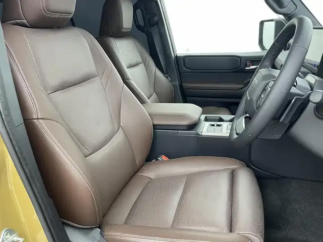 トヨタ ランドクルーザー ２５０ ZX 福岡県 2025(令7)年 0.4万km ベージュⅡ ワンオーナー　/サンルーフ　/メーカーＤＡナビ/フルセグTV　/全方位カメラ　/ＪＢＬサウンド　/デジタルインナーミラー　/ワイヤレス充電　/ビルトインＥＴＣ２．０　/トヨタセーフティセンス　/レーダークルーズコントロール　/コーナーセンサー　/衝突軽減ブレーキ　/レーダーキープ　/ブラインドスポットモニター　/アクセル踏み間違い防止　/ヒルディセントコントロール　/ヘッドアップディスプレイ　/パドルシフト　/パワーシート　/シートヒーター/ベンチレーション　/パワーバックドア　/ルーフレール　/純正２０インチアルミホイール　/ＬＥＤヘッドライト