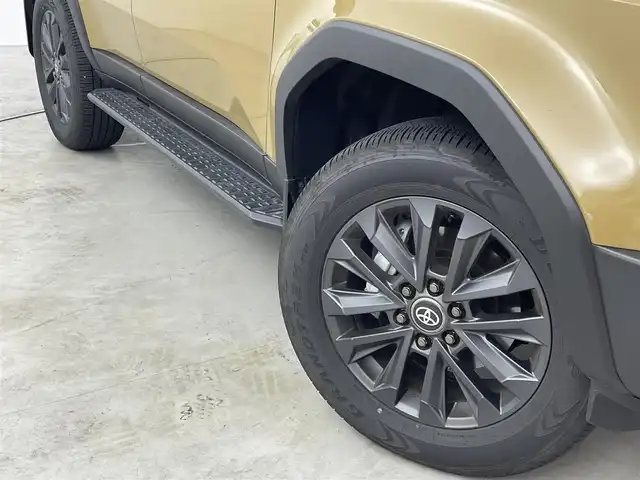 トヨタ ランドクルーザー ２５０ ZX 福岡県 2025(令7)年 0.4万km ベージュⅡ ワンオーナー　/サンルーフ　/メーカーＤＡナビ/フルセグTV　/全方位カメラ　/ＪＢＬサウンド　/デジタルインナーミラー　/ワイヤレス充電　/ビルトインＥＴＣ２．０　/トヨタセーフティセンス　/レーダークルーズコントロール　/コーナーセンサー　/衝突軽減ブレーキ　/レーダーキープ　/ブラインドスポットモニター　/アクセル踏み間違い防止　/ヒルディセントコントロール　/ヘッドアップディスプレイ　/パドルシフト　/パワーシート　/シートヒーター/ベンチレーション　/パワーバックドア　/ルーフレール　/純正２０インチアルミホイール　/ＬＥＤヘッドライト