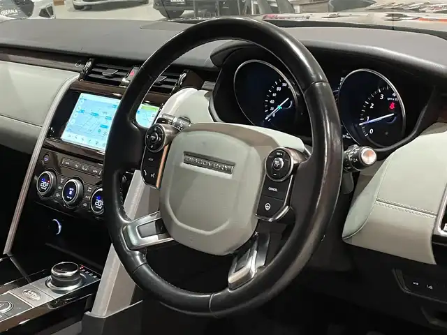 ランドローバー ランドローバー ディスカバリー HSE ラグジュアリ 道央・札幌 2017(平29)年 4.5万km サントリーニ・ブラック ドライブパック/クライメートコンフォートパック/　・ヒーテッドフロントスクリーン/　・ステアリングヒーター/　・シートヒーター&クーラー/　・2列目シートヒーター/電動パノラミックルーフ/8インチリアシートエンターテイメントシステム/パークアシスト/AEB/ルーフレール/5+2シート/電動3列目シート/OP21インチアロイホイール/4ゾーンエアコン/サントリーニブラック/MERIDIANサウンド/パワーテールゲート