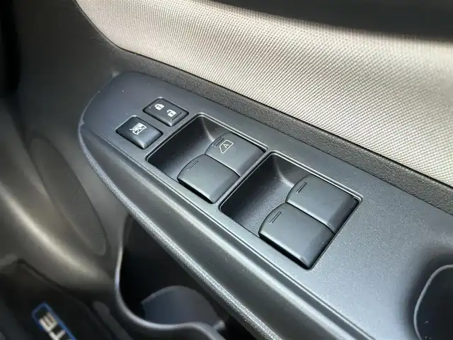 日産 ノート e－パワー X FOUR 道央・札幌 2019(令1)年 4.9万km ダークメタルグレー ・パートタイム4WD/・純正SDナビ（CD&BT&フルセグ）/・電動格納ミラー/・ウインカーミラー/・プッシュスタート/・スマートキー/・エマージェンシーブレーキ/・レーンキープアシスト/・ドアバイザー/・オートライト/・ハイビームアシスト/・バックモニター/・ホイール付き冬タイヤ