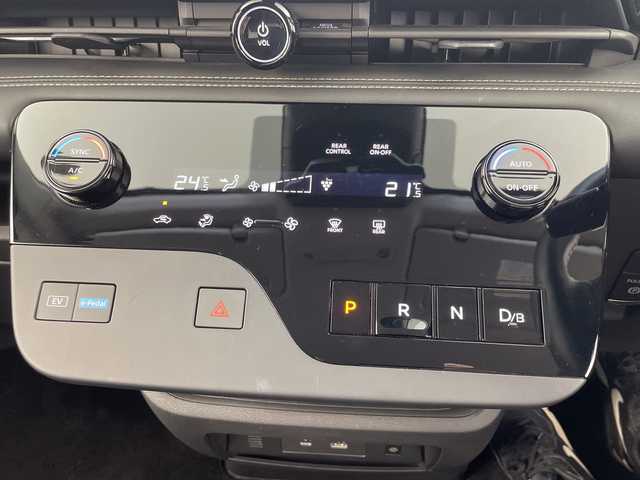 日産 セレナ e－パワー ハイウェイスター V 岐阜県 2023(令5)年 2.3万km ダイヤモンドブラック プロパイロット/フリップダウンモニター/ワイヤレス充電/純正12.3インチディスプレイナビ（日産コネクトナビ）/フルセグ/BT/USB/HDMI/アラウンドビューモニター/インテリジェントルームミラー/インテリジェントクルーズコントロール/エマージェンシーブレーキ/コーナーセンサー/純正ドライブレコーダー/ビルトインETC2.0/両側パワースライドドア/LEDヘッドライト/オートライト/オートハイビーム/フォグランプ/純正フロアマット/プッシュスタート