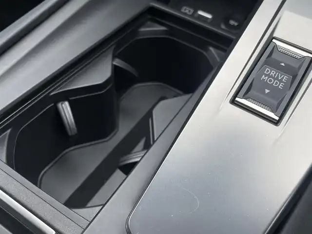 プジョー ３０８ アリュール ブルーHDi 東京都 2022(令4)年 2.4万km 赤 ディーゼル車/ワンオーナー/純正ディスプレイオーディオ/純正USB/Bluetoothオーディオ/バックモニター/前後ドライブレコーダー/アダプティブクルーズコントロール/ブラインドスポットモニター/レーンキープアシスト/ワイヤレス充電/ETC/スマートキー2本