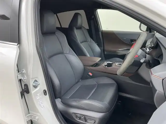 トヨタ ハリアー ハイブリッド Z レザーパッケージ 岡山県 2021(令3)年 4.2万km ホワイトパールクリスタルシャイン 純正12.3インチナビ/Bluetooth/地デジ/カープレイ/パノラミックビューモニター/GRエアロ/JBLプレミアムサウンド/レザーシート/シートヒーター /ベンチレーション /ステアリングヒーター/ヘッドアップディスプレイ/ブラインドスポットモニター/LEDライト/セーフティセンス /レーダークルーズコントロール/デジタルインナーミラー/ビルトインETC2.0/全方位ドライブレコーダー/パワーバックドア/純正19インチアルミホイール/コーナーセンサー/新車保証書/取扱説明書/スペアキー×１