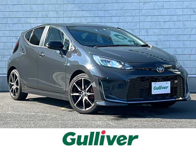 トヨタ アクア GRスポーツ 茨城県 2023(令5)年 0.6万km ダークグレー GRスポーツ/ワンオーナー/純正ナビ/　　【BT】/バックカメラ/全方位カメラ/トヨタセーフティセンス/レーントレーシングアシスト/プリクラッシュセーフティ/レーダークルーズコントロール/ロードサインアシスト/先行車発進告知機能/パーキングサポートブレーキ/ブラインドスポットモニター/クリアランスソナー/リヤクロストラフィックアラート/ハーフレザーシート/純正17インチAW/LEDオートライト/オートマチックハイビーム/GRスポーツ専用電動パワステ/GRスポーツ専用サスペンション/GRスポーツ専用バンパー/GRスポーツ専用シート/GRスポーツ専用コンソールオーナメント/ファンクショナルマトリックスグリル/純正フロアマット/前席シートヒーター/ハンドルヒーター/ETC2.0/前後ドライブレコーダー/保証書/記録簿/取扱説明書