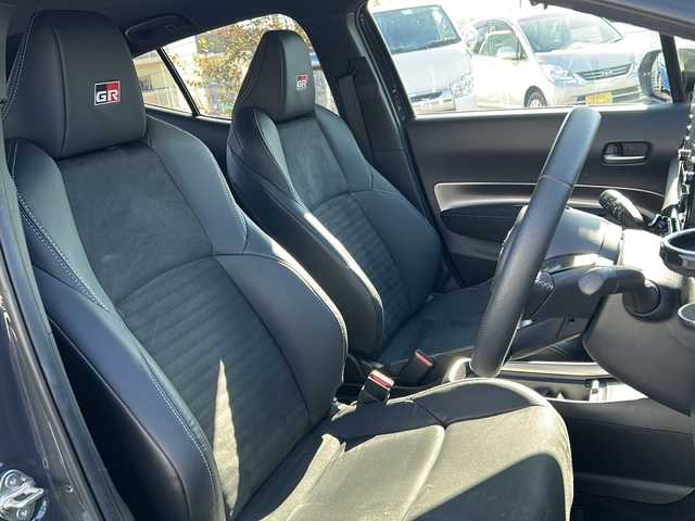 トヨタ アクア GRスポーツ 茨城県 2023(令5)年 0.6万km ダークグレー GRスポーツ/ワンオーナー/純正ナビ/　　【BT】/バックカメラ/全方位カメラ/トヨタセーフティセンス/レーントレーシングアシスト/プリクラッシュセーフティ/レーダークルーズコントロール/ロードサインアシスト/先行車発進告知機能/パーキングサポートブレーキ/ブラインドスポットモニター/クリアランスソナー/リヤクロストラフィックアラート/ハーフレザーシート/純正17インチAW/LEDオートライト/オートマチックハイビーム/GRスポーツ専用電動パワステ/GRスポーツ専用サスペンション/GRスポーツ専用バンパー/GRスポーツ専用シート/GRスポーツ専用コンソールオーナメント/ファンクショナルマトリックスグリル/純正フロアマット/前席シートヒーター/ハンドルヒーター/ETC2.0/前後ドライブレコーダー/保証書/記録簿/取扱説明書