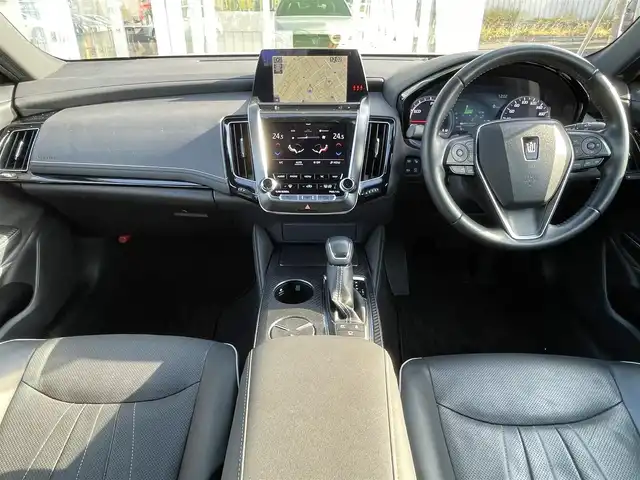 トヨタ クラウン ハイブリッド RS アドバンス Four 道央・札幌 2018(平30)年 7.5万km ホワイトパールクリスタルシャイン ・４WD/・衝突軽減ブレーキ/・寒冷地仕様/・純正ナビ/　CD＆BT＆USB＆TV/・バックカメラ/・コーナーセンサー/・レーンキープアシスト/・レーダークルーズコントロール/・パワーシート/・レザーシート/・オートエアコン/・オートライト/・オートリトラミラー/・レインセンサーワイパー/・ブラインドスポットモニター/・パーキングアシスト/・ステアリングヒーター/・シートヒーター/・ミラーヒーター/・プッシュスタート/・スマートキー/・ビルトインETC/・MT付きAT/・パドルシフト/・デジタルインナーミラー/・前方ドライブレコーダー/・純正フロアマット/・ドアバイザー/・ウィンカーミラー/・フォライト/・LEDヘッドライト/・スペアキー