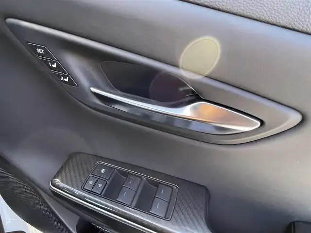 トヨタ クラウン ハイブリッド RS アドバンス Four 道央・札幌 2018(平30)年 7.5万km ホワイトパールクリスタルシャイン ・４WD/・衝突軽減ブレーキ/・寒冷地仕様/・純正ナビ/　CD＆BT＆USB＆TV/・バックカメラ/・コーナーセンサー/・レーンキープアシスト/・レーダークルーズコントロール/・パワーシート/・レザーシート/・オートエアコン/・オートライト/・オートリトラミラー/・レインセンサーワイパー/・ブラインドスポットモニター/・パーキングアシスト/・ステアリングヒーター/・シートヒーター/・ミラーヒーター/・プッシュスタート/・スマートキー/・ビルトインETC/・MT付きAT/・パドルシフト/・デジタルインナーミラー/・前方ドライブレコーダー/・純正フロアマット/・ドアバイザー/・ウィンカーミラー/・フォライト/・LEDヘッドライト/・スペアキー