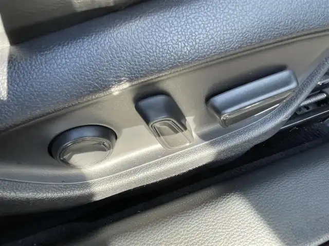 トヨタ クラウン ハイブリッド RS アドバンス Four 道央・札幌 2018(平30)年 7.5万km ホワイトパールクリスタルシャイン ・４WD/・衝突軽減ブレーキ/・寒冷地仕様/・純正ナビ/　CD＆BT＆USB＆TV/・バックカメラ/・コーナーセンサー/・レーンキープアシスト/・レーダークルーズコントロール/・パワーシート/・レザーシート/・オートエアコン/・オートライト/・オートリトラミラー/・レインセンサーワイパー/・ブラインドスポットモニター/・パーキングアシスト/・ステアリングヒーター/・シートヒーター/・ミラーヒーター/・プッシュスタート/・スマートキー/・ビルトインETC/・MT付きAT/・パドルシフト/・デジタルインナーミラー/・前方ドライブレコーダー/・純正フロアマット/・ドアバイザー/・ウィンカーミラー/・フォライト/・LEDヘッドライト/・スペアキー