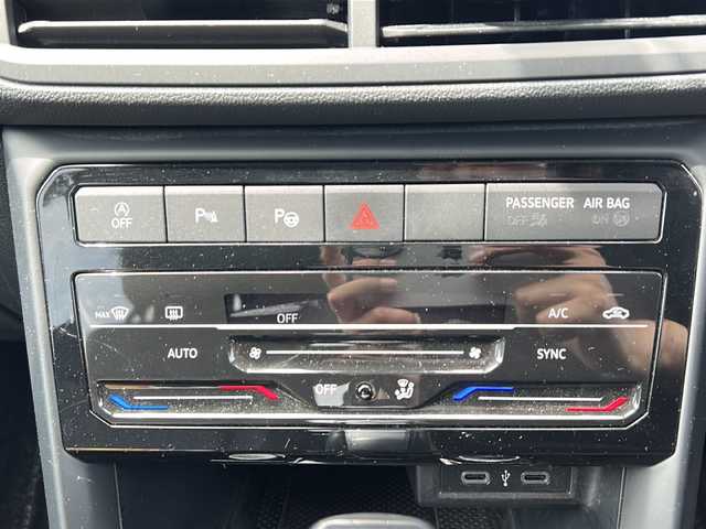 フォルクスワーゲン Ｔ－クロス TSI アクティブ 新潟県 2022(令4)年 4万km グレー 純正ナビ/Bluetooth/Apple Car Play/Android Auto/バックカメラ/ワンオーナー/前方ドライブレコーダー/ルーフレール/ドライバーアシスト/・衝突軽減システム/・レーンキープアシスト/・ブラインドスポットモニター/・クリアランスソナー/・疲労検知システム/追従機能付きクルーズコントロール/LEDオートライト/オートエアコン/パドルシフト/ETC/ステアリングスイッチ/電格ウィンカーミラー/スペアキー/保証書/取扱説明書/点検記録簿