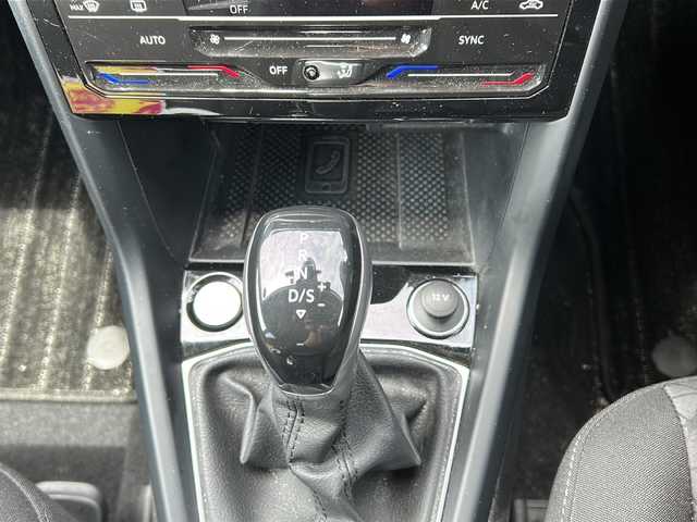 フォルクスワーゲン Ｔ－クロス TSI アクティブ 新潟県 2022(令4)年 4万km グレー 純正ナビ/Bluetooth/Apple Car Play/Android Auto/バックカメラ/ワンオーナー/前方ドライブレコーダー/ルーフレール/ドライバーアシスト/・衝突軽減システム/・レーンキープアシスト/・ブラインドスポットモニター/・クリアランスソナー/・疲労検知システム/追従機能付きクルーズコントロール/LEDオートライト/オートエアコン/パドルシフト/ETC/ステアリングスイッチ/電格ウィンカーミラー/スペアキー/保証書/取扱説明書/点検記録簿