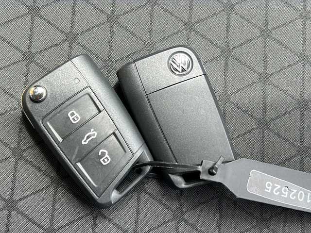 フォルクスワーゲン Ｔ－クロス TSI アクティブ 新潟県 2022(令4)年 4万km グレー 純正ナビ/Bluetooth/Apple Car Play/Android Auto/バックカメラ/ワンオーナー/前方ドライブレコーダー/ルーフレール/ドライバーアシスト/・衝突軽減システム/・レーンキープアシスト/・ブラインドスポットモニター/・クリアランスソナー/・疲労検知システム/追従機能付きクルーズコントロール/LEDオートライト/オートエアコン/パドルシフト/ETC/ステアリングスイッチ/電格ウィンカーミラー/スペアキー/保証書/取扱説明書/点検記録簿