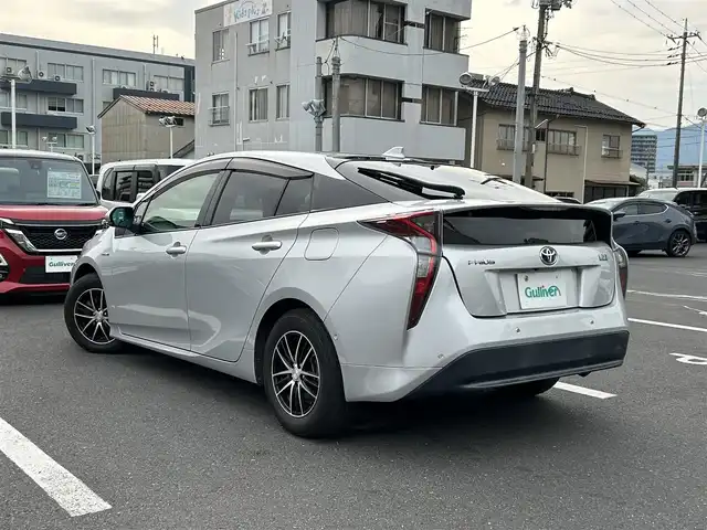 トヨタ プリウス Sセーフティプラス 島根県 2017(平29)年 6.1万km シルバーM 純正ＳＤナビ　/フルセグＴＶ　/ＤＶＤ再生　/Ｂｌｕｅｔｏｏｔｈ接続　/バックカメラ　/前方ドライブレコーダー　/ビルトインＥＴＣ２．０　/アダプティブクルーズコントロール　/前後コーナーセンサー　/衝突軽減ブレーキ/レーンキープアシスト/オート／ハイビームライト　/純正ＬＥＤヘッドライト　/純正LEDフォグランプ/スマートキー/プッシュスタート/社外１５インチアルミホイール/純正フロアマット
