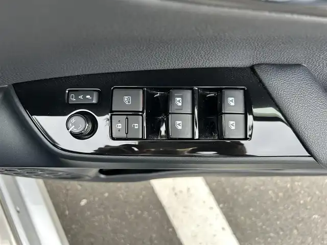 トヨタ プリウス Sセーフティプラス 島根県 2017(平29)年 6.1万km シルバーM 純正ＳＤナビ　/フルセグＴＶ　/ＤＶＤ再生　/Ｂｌｕｅｔｏｏｔｈ接続　/バックカメラ　/前方ドライブレコーダー　/ビルトインＥＴＣ２．０　/アダプティブクルーズコントロール　/前後コーナーセンサー　/衝突軽減ブレーキ/レーンキープアシスト/オート／ハイビームライト　/純正ＬＥＤヘッドライト　/純正LEDフォグランプ/スマートキー/プッシュスタート/社外１５インチアルミホイール/純正フロアマット