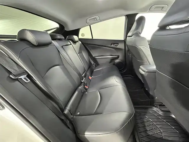 トヨタ プリウス A ツーリングセレクション 佐賀県 2016(平28)年 7.3万km ホワイトパールクリスタルシャイン 衝突被害軽減システム/純正9インチナビ(NSZT-YC4T)/CD/DVD/フルセグTV/Bluetooth/バックカメラ /ビルトインETC/レーダークルーズコントロール/クリアランスソナー /パーキングアシスト/アイドリングストップ/レザーシート/ヘッドアップディスプレイ/LEDライト/フォグライト /オートライト/オートハイビーム/純正１７インチアルミホイール /フロアマット/ステアリングリモコン/スマートキー/スペアキー×３