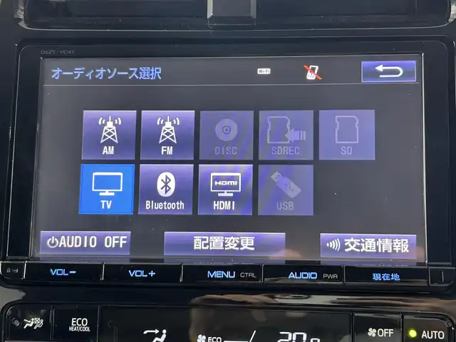 トヨタ プリウス A ツーリングセレクション 佐賀県 2016(平28)年 7.3万km ホワイトパールクリスタルシャイン 衝突被害軽減システム/純正9インチナビ(NSZT-YC4T)/CD/DVD/フルセグTV/Bluetooth/バックカメラ /ビルトインETC/レーダークルーズコントロール/クリアランスソナー /パーキングアシスト/アイドリングストップ/レザーシート/ヘッドアップディスプレイ/LEDライト/フォグライト /オートライト/オートハイビーム/純正１７インチアルミホイール /フロアマット/ステアリングリモコン/スマートキー/スペアキー×３