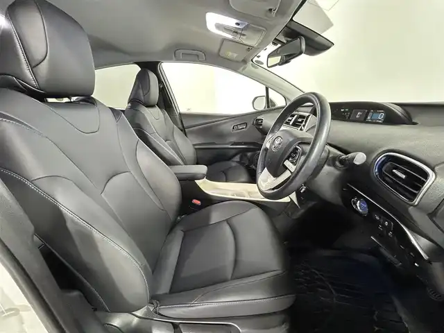 トヨタ プリウス A ツーリングセレクション 佐賀県 2016(平28)年 7.3万km ホワイトパールクリスタルシャイン 衝突被害軽減システム/純正9インチナビ(NSZT-YC4T)/CD/DVD/フルセグTV/Bluetooth/バックカメラ /ビルトインETC/レーダークルーズコントロール/クリアランスソナー /パーキングアシスト/アイドリングストップ/レザーシート/ヘッドアップディスプレイ/LEDライト/フォグライト /オートライト/オートハイビーム/純正１７インチアルミホイール /フロアマット/ステアリングリモコン/スマートキー/スペアキー×３