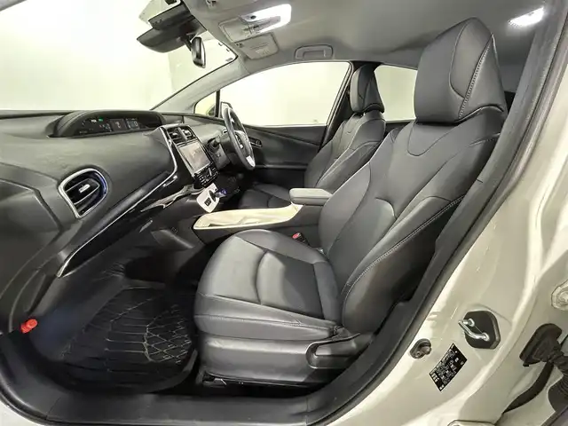 トヨタ プリウス A ツーリングセレクション 佐賀県 2016(平28)年 7.3万km ホワイトパールクリスタルシャイン 衝突被害軽減システム/純正9インチナビ(NSZT-YC4T)/CD/DVD/フルセグTV/Bluetooth/バックカメラ /ビルトインETC/レーダークルーズコントロール/クリアランスソナー /パーキングアシスト/アイドリングストップ/レザーシート/ヘッドアップディスプレイ/LEDライト/フォグライト /オートライト/オートハイビーム/純正１７インチアルミホイール /フロアマット/ステアリングリモコン/スマートキー/スペアキー×３
