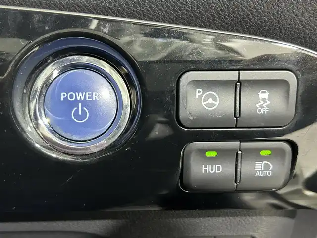 トヨタ プリウス A ツーリングセレクション 佐賀県 2016(平28)年 7.3万km ホワイトパールクリスタルシャイン 衝突被害軽減システム/純正9インチナビ(NSZT-YC4T)/CD/DVD/フルセグTV/Bluetooth/バックカメラ /ビルトインETC/レーダークルーズコントロール/クリアランスソナー /パーキングアシスト/アイドリングストップ/レザーシート/ヘッドアップディスプレイ/LEDライト/フォグライト /オートライト/オートハイビーム/純正１７インチアルミホイール /フロアマット/ステアリングリモコン/スマートキー/スペアキー×３