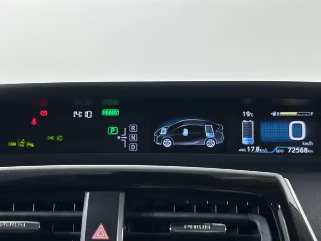 トヨタ プリウス A ツーリングセレクション 佐賀県 2016(平28)年 7.3万km ホワイトパールクリスタルシャイン 衝突被害軽減システム/純正9インチナビ(NSZT-YC4T)/CD/DVD/フルセグTV/Bluetooth/バックカメラ /ビルトインETC/レーダークルーズコントロール/クリアランスソナー /パーキングアシスト/アイドリングストップ/レザーシート/ヘッドアップディスプレイ/LEDライト/フォグライト /オートライト/オートハイビーム/純正１７インチアルミホイール /フロアマット/ステアリングリモコン/スマートキー/スペアキー×３