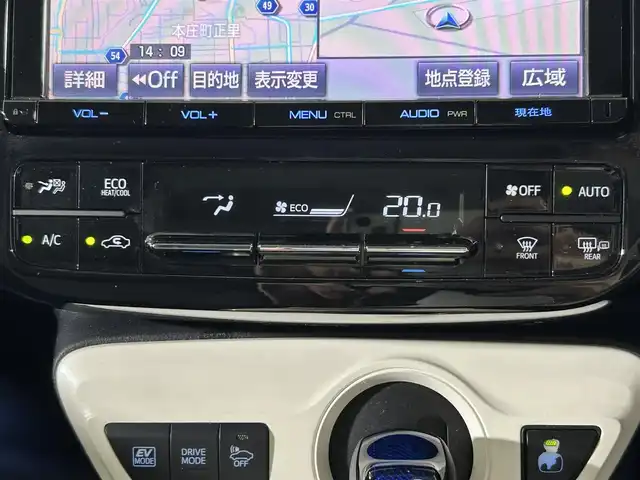 トヨタ プリウス A ツーリングセレクション 佐賀県 2016(平28)年 7.3万km ホワイトパールクリスタルシャイン 衝突被害軽減システム/純正9インチナビ(NSZT-YC4T)/CD/DVD/フルセグTV/Bluetooth/バックカメラ /ビルトインETC/レーダークルーズコントロール/クリアランスソナー /パーキングアシスト/アイドリングストップ/レザーシート/ヘッドアップディスプレイ/LEDライト/フォグライト /オートライト/オートハイビーム/純正１７インチアルミホイール /フロアマット/ステアリングリモコン/スマートキー/スペアキー×３