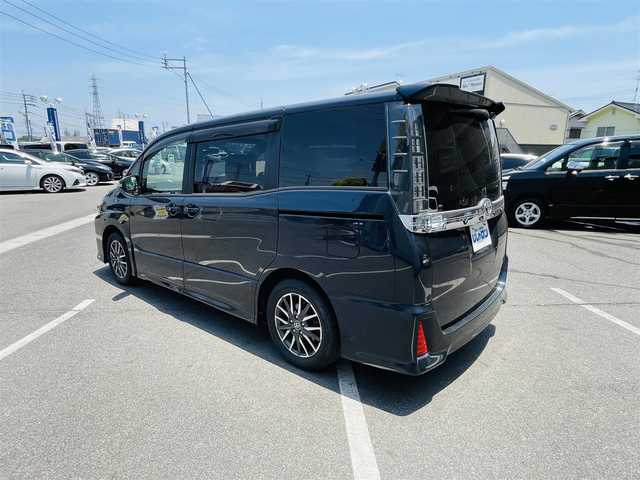 トヨタ ヴォクシー ZS 岡山県 2014(平26)年 11.8万km ブラッキッシュアゲハガラスフレーク (株)IDOMが運営する【じしゃロン岡山店】の自社ローン専用車両です。こちらは現金またはオートローンご利用時の価格です。 自社ローンご希望の方は別途その旨お申し付け下さい/・準正ナビゲーション/・後席モニター/・両側電動スライドドア/・ＥＴＣ