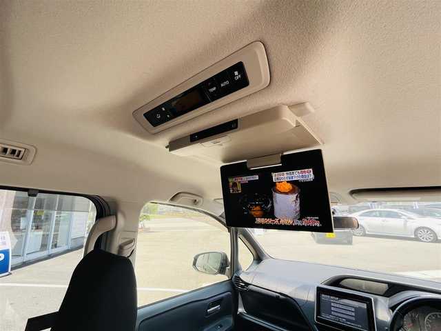 トヨタ ヴォクシー ZS 岡山県 2014(平26)年 11.8万km ブラッキッシュアゲハガラスフレーク (株)IDOMが運営する【じしゃロン岡山店】の自社ローン専用車両です。こちらは現金またはオートローンご利用時の価格です。 自社ローンご希望の方は別途その旨お申し付け下さい/・準正ナビゲーション/・後席モニター/・両側電動スライドドア/・ＥＴＣ