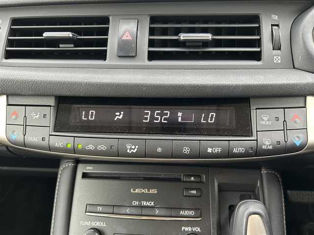 レクサス ＣＴ 200h バージョンC 滋賀県 2020(令2)年 1.5万km ソニックチタニウム 純正メモリナビ/（BT/フルセグ/CD/AUX)/バックカメラ/衝突軽減システム/追従クルーズコントロール/レーンキープアシスト/ハーフレザーシート/メモリ付きパワーシート/シートヒーター/衝突軽減システム/追従クルーズコントロール/レーンキープアシスト/スマートキー/ドライブレコーダー/ETC2.0/純正フロアマット/LEDヘッドライト/オートマチックハイビーム/フォグ/パドルシフト