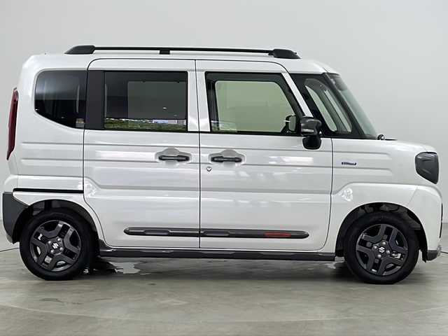 スズキ スペーシア ギア HYBRID XZ 道央・札幌 2024(令6)年 0.1万km ピュアホワイトP ・4WD/・寒冷地仕様/・両側パワースライドドア/・スズキセーフティサポート/・デュアルカメラブレーキサポート/・アダプティブクルーズコントロール/・標識認識/・車線逸脱抑制/・リアクロストラフィックアラート/・ハイビームアシスト/・ヘッドアップディスプレイ/・シートヒーター/・ステアリングヒーター/・ヒーテッドドアミラー/・前後コーナーセンサー/・アイドリングストップ/・ステアリングスイッチ/・プッシュスタート/・LEDヘッドライト/・LEDフォグランプ/・オートライト/・スマートキー/・純正14インチアルミホイール