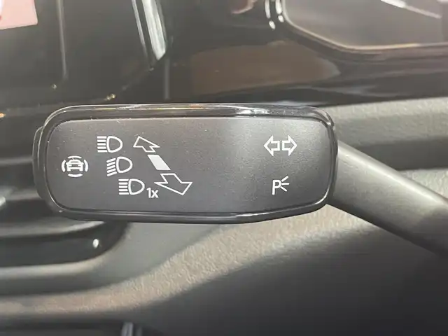 フォルクスワーゲン ＶＷ Ｔ－ロック TDI ブラックスタイル 高知県 2024(令6)年 0.9万km 黒 純正HDDナビ/【BT/AppleCarplay】/置くだけ充電/バックカメラ/クルーズコントロール(追従走行有り)/Front Assist/・衝突被害軽減ブレーキ/・車間距離警告/レーンキープシストシステム/・車線逸脱警報/・ステアリングホールの振動/レーンチェンジアシストシステム/ブラインドスポットモニター/パーキングアシスト/横滑り防止/ルーフレール/ハーフレザーシート/クリアランスソナー/コーナー、バックセンサー/パワーバックドア/ETC2.0/パドルシフト/オートホールド/オートライト/純正LEDライト/プッシュスタート/MTモード付きAT/アイドリングストップ/純正アルミホイール 17インチ/ウインカーミラー