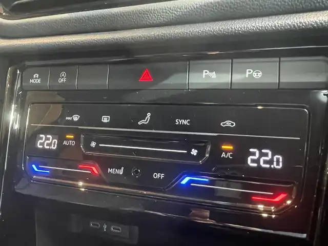 フォルクスワーゲン ＶＷ Ｔ－ロック TDI ブラックスタイル 高知県 2024(令6)年 0.9万km 黒 純正HDDナビ/【BT/AppleCarplay】/置くだけ充電/バックカメラ/クルーズコントロール(追従走行有り)/Front Assist/・衝突被害軽減ブレーキ/・車間距離警告/レーンキープシストシステム/・車線逸脱警報/・ステアリングホールの振動/レーンチェンジアシストシステム/ブラインドスポットモニター/パーキングアシスト/横滑り防止/ルーフレール/ハーフレザーシート/クリアランスソナー/コーナー、バックセンサー/パワーバックドア/ETC2.0/パドルシフト/オートホールド/オートライト/純正LEDライト/プッシュスタート/MTモード付きAT/アイドリングストップ/純正アルミホイール 17インチ/ウインカーミラー