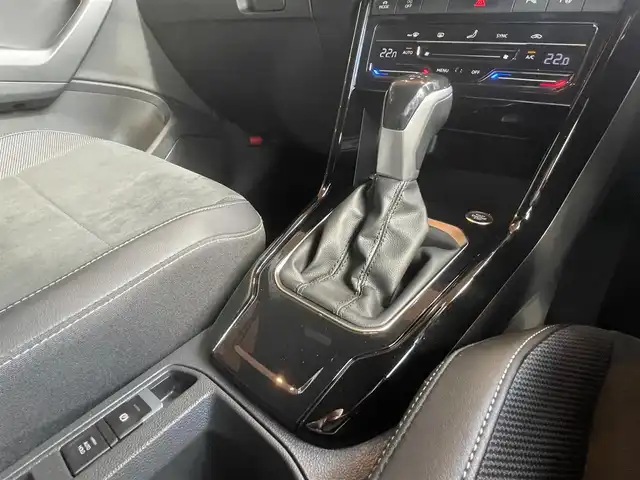 フォルクスワーゲン ＶＷ Ｔ－ロック TDI ブラックスタイル 高知県 2024(令6)年 0.9万km 黒 純正HDDナビ/【BT/AppleCarplay】/置くだけ充電/バックカメラ/クルーズコントロール(追従走行有り)/Front Assist/・衝突被害軽減ブレーキ/・車間距離警告/レーンキープシストシステム/・車線逸脱警報/・ステアリングホールの振動/レーンチェンジアシストシステム/ブラインドスポットモニター/パーキングアシスト/横滑り防止/ルーフレール/ハーフレザーシート/クリアランスソナー/コーナー、バックセンサー/パワーバックドア/ETC2.0/パドルシフト/オートホールド/オートライト/純正LEDライト/プッシュスタート/MTモード付きAT/アイドリングストップ/純正アルミホイール 17インチ/ウインカーミラー