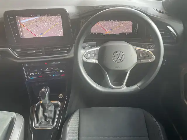 フォルクスワーゲン ＶＷ Ｔ－ロック TDI ブラックスタイル 高知県 2024(令6)年 0.9万km 黒 純正HDDナビ/【BT/AppleCarplay】/置くだけ充電/バックカメラ/クルーズコントロール(追従走行有り)/Front Assist/・衝突被害軽減ブレーキ/・車間距離警告/レーンキープシストシステム/・車線逸脱警報/・ステアリングホールの振動/レーンチェンジアシストシステム/ブラインドスポットモニター/パーキングアシスト/横滑り防止/ルーフレール/ハーフレザーシート/クリアランスソナー/コーナー、バックセンサー/パワーバックドア/ETC2.0/パドルシフト/オートホールド/オートライト/純正LEDライト/プッシュスタート/MTモード付きAT/アイドリングストップ/純正アルミホイール 17インチ/ウインカーミラー