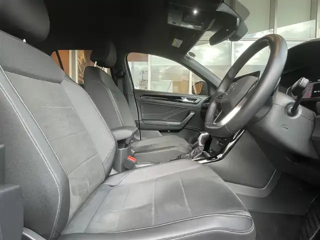 フォルクスワーゲン ＶＷ Ｔ－ロック TDI ブラックスタイル 高知県 2024(令6)年 0.9万km 黒 純正HDDナビ/【BT/AppleCarplay】/置くだけ充電/バックカメラ/クルーズコントロール(追従走行有り)/Front Assist/・衝突被害軽減ブレーキ/・車間距離警告/レーンキープシストシステム/・車線逸脱警報/・ステアリングホールの振動/レーンチェンジアシストシステム/ブラインドスポットモニター/パーキングアシスト/横滑り防止/ルーフレール/ハーフレザーシート/クリアランスソナー/コーナー、バックセンサー/パワーバックドア/ETC2.0/パドルシフト/オートホールド/オートライト/純正LEDライト/プッシュスタート/MTモード付きAT/アイドリングストップ/純正アルミホイール 17インチ/ウインカーミラー
