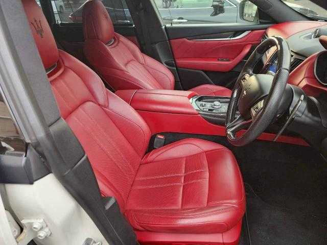 マセラティ レヴァンテ グランスポーツ 岩手県 2020(令2)年 3.7万km ビアンコ 赤革シート/サンルーフ/ｈａｒｍａｎ／ｋａｒｄｏｎ製スピーカー/前席パワーシート/シートメモリー/パワーバックドア/純正ナビ/フルセグ/BT/ラジオ/ＥＴＣ/全方位モニター/シートヒーター／クーラー/保証書/スペアキー