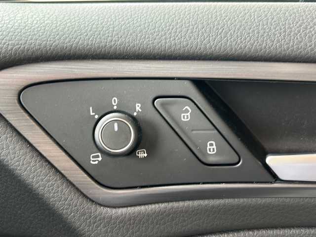 フォルクスワーゲン ゴルフ TSIコンフォートライン 静岡県 2019(令1)年 6.6万km ピュアホワイト 純正ナビ/・CD/DVD/・SD/・USB/・ジュークボックス/・Bluetooth/・AUX/・ワイヤレスLAN/主要装備/・バックカメラ/・ＥＴＣ/・ドラレコ/・ＬＥＤヘッドライト/・オートライト/・左右独立温度調整ＡＡＣ/・パドルシフト/・追従クルコン/・アイドリングストップ/・電動パーキング/・純正アルミ/・サイドカーテンエアバッグ/・MTモード付AT
