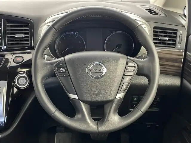 日産 エルグランド 250ハイウェイスターS 新潟県 2020(令2)年 4.7万km ブリリアントホワイトパール 純正ディーラーOPナビ（型式：MM519D-L）/・CD/DVD/Bluetooth/フルセグ/バックモニター/衝突被害軽減システム/レーダークルーズコントロ―ル/レーンキープアシスト/ドライブレコーダー/両側パワースライドドア/3列シート/ハーフレザーシート/オットマン/純正フロアマット/ウォークスルー/純正LEDヘッドライト/オートライト/ABS/横滑り防止機能/前後コーナーセンサー/盗難防止装置