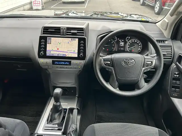 トヨタ ランドクルーザー プラド TX 愛知県 2024(令6)年 1.4万km ブラック ムーンルーフ〈MOP〉/ブラックルーフレール〈MOP〉/クリアランスソナー〈MOP〉/純正9型ディスプレイオーディオ/・Tコネクトナビ／Bluetooth／Miracast/パノラミックビューカメラ/LEDヘッドライト／デイライト／フォグランプ/ヒルスタートアシストコントロール/トラクションコントロール/サイドステップ/リアスポイラー/社外17インチAW〈純正AW積込〉/TOYOTA SAFETY SENSE/・プリクラッシュセーフティ/・レーンディパーチャーアラート/・オートマチックハイビーム/・レーダークルーズコントロール/・ロードサインアシスト/・先行車発進告知/パーキングサポートブレーキ/スマートキー＆プッシュスタート