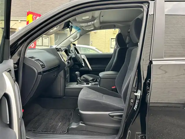 トヨタ ランドクルーザー プラド TX 愛知県 2024(令6)年 1.4万km ブラック ムーンルーフ〈MOP〉/ブラックルーフレール〈MOP〉/クリアランスソナー〈MOP〉/純正9型ディスプレイオーディオ/・Tコネクトナビ／Bluetooth／Miracast/パノラミックビューカメラ/LEDヘッドライト／デイライト／フォグランプ/ヒルスタートアシストコントロール/トラクションコントロール/サイドステップ/リアスポイラー/社外17インチAW〈純正AW積込〉/TOYOTA SAFETY SENSE/・プリクラッシュセーフティ/・レーンディパーチャーアラート/・オートマチックハイビーム/・レーダークルーズコントロール/・ロードサインアシスト/・先行車発進告知/パーキングサポートブレーキ/スマートキー＆プッシュスタート