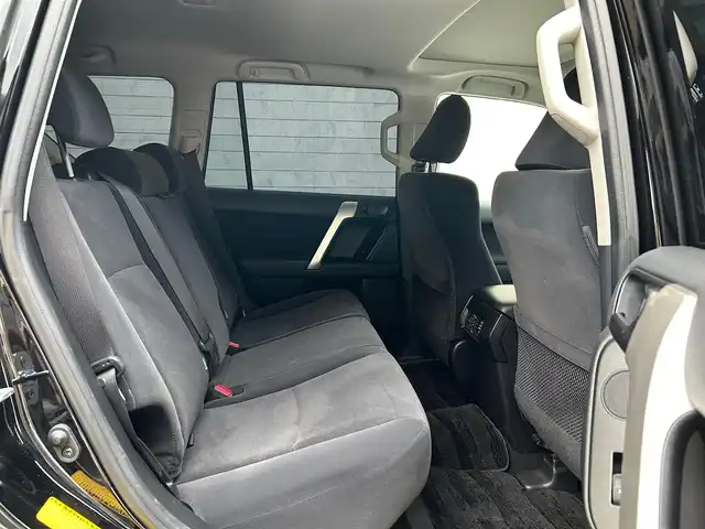 トヨタ ランドクルーザー プラド TX 愛知県 2024(令6)年 1.4万km ブラック ムーンルーフ〈MOP〉/ブラックルーフレール〈MOP〉/クリアランスソナー〈MOP〉/純正9型ディスプレイオーディオ/・Tコネクトナビ／Bluetooth／Miracast/パノラミックビューカメラ/LEDヘッドライト／デイライト／フォグランプ/ヒルスタートアシストコントロール/トラクションコントロール/サイドステップ/リアスポイラー/社外17インチAW〈純正AW積込〉/TOYOTA SAFETY SENSE/・プリクラッシュセーフティ/・レーンディパーチャーアラート/・オートマチックハイビーム/・レーダークルーズコントロール/・ロードサインアシスト/・先行車発進告知/パーキングサポートブレーキ/スマートキー＆プッシュスタート