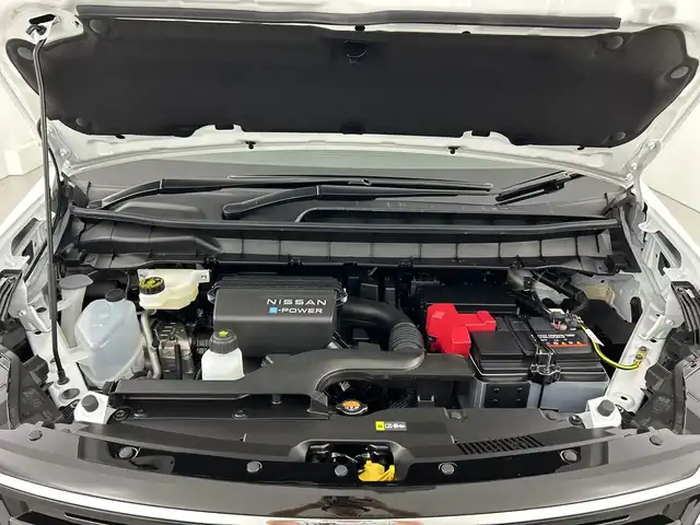 日産 セレナ e－パワー ハイウェイスター V 愛知県 2025(令7)年 0.1千km 白Ⅱ 登録済未使用車/純正12.3インチナビ/（AM/FM/USB/Bluetooth/フルセグTV）/全方位カメラ/ワイヤレス充電/衝突軽減ブレーキ/レーダークルーズコントロール/レーンキープアシスト/プロパイロット/オートマチックハイビーム/ブラインドスポットモニター/ETC2.0/両側パワースライドドア/純正16インチアルミホイール/LEDヘッドライト/フロントフォグランプ/スマートキー/スペアキー有/プッシュスタート/電子パーキングブレーキ/オートホールド/横滑り防止装置