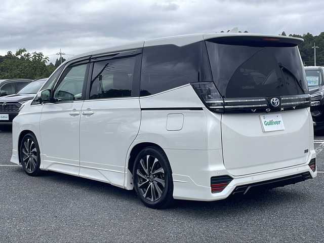 トヨタ ヴォクシー ハイブリッド S－Z 神奈川県 2023(令5)年 4万km ホワイトパールクリスタルシャイン GRエアロ/１０．５型純正ナビ/純正１４型フリップダウンモニター/両側パワースライドドア/ビルトインＥＴＣ２．０/前後ドラレコ/ＴＡＮＡＢＥ製サスペンション/純サス車載/100V充電/LEDライト