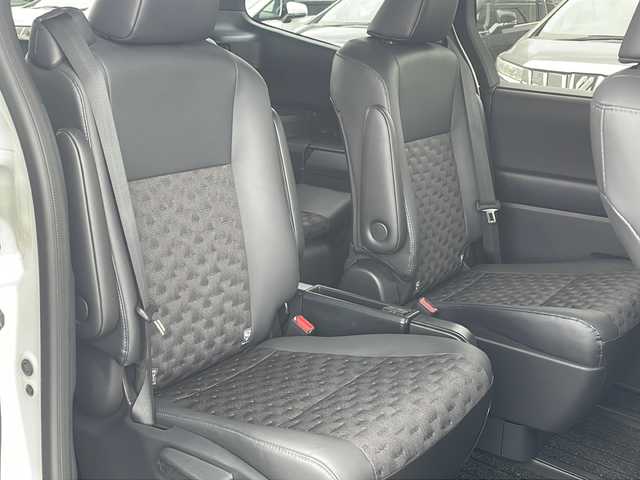 トヨタ ヴォクシー ハイブリッド S－Z 神奈川県 2023(令5)年 4万km ホワイトパールクリスタルシャイン GRエアロ/１０．５型純正ナビ/純正１４型フリップダウンモニター/両側パワースライドドア/ビルトインＥＴＣ２．０/前後ドラレコ/ＴＡＮＡＢＥ製サスペンション/純サス車載/100V充電/LEDライト