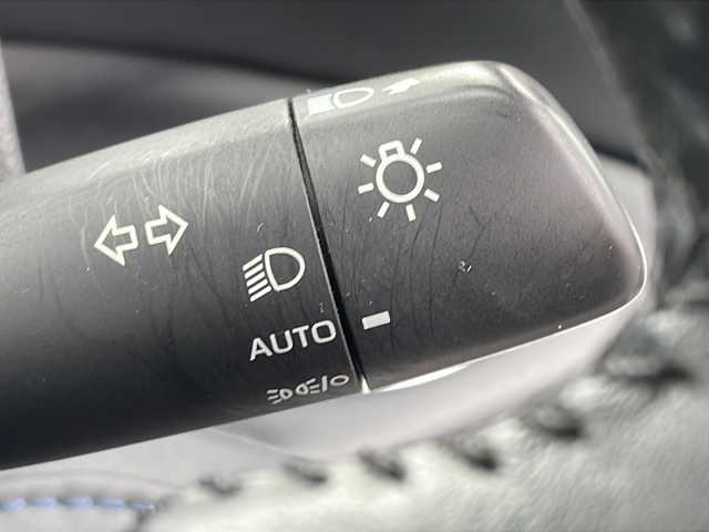 トヨタ ヴォクシー ハイブリッド S－Z 神奈川県 2023(令5)年 4万km ホワイトパールクリスタルシャイン GRエアロ/１０．５型純正ナビ/純正１４型フリップダウンモニター/両側パワースライドドア/ビルトインＥＴＣ２．０/前後ドラレコ/ＴＡＮＡＢＥ製サスペンション/純サス車載/100V充電/LEDライト