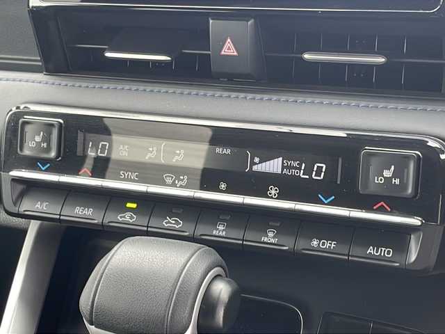 トヨタ ヴォクシー ハイブリッド S－Z 神奈川県 2023(令5)年 4万km ホワイトパールクリスタルシャイン GRエアロ/１０．５型純正ナビ/純正１４型フリップダウンモニター/両側パワースライドドア/ビルトインＥＴＣ２．０/前後ドラレコ/ＴＡＮＡＢＥ製サスペンション/純サス車載/100V充電/LEDライト