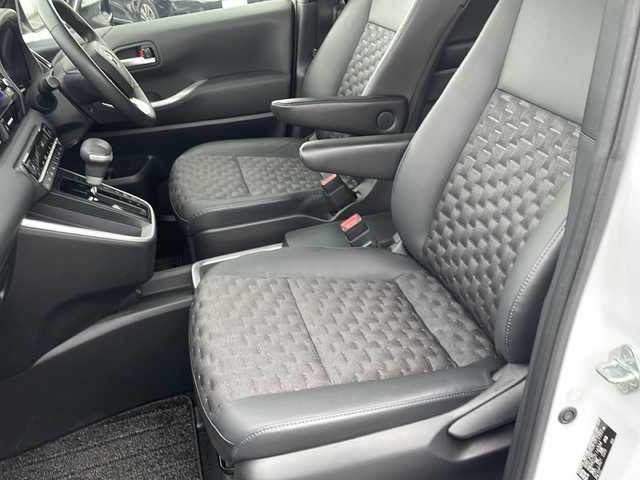 トヨタ ヴォクシー ハイブリッド S－Z 神奈川県 2023(令5)年 4万km ホワイトパールクリスタルシャイン GRエアロ/１０．５型純正ナビ/純正１４型フリップダウンモニター/両側パワースライドドア/ビルトインＥＴＣ２．０/前後ドラレコ/ＴＡＮＡＢＥ製サスペンション/純サス車載/100V充電/LEDライト