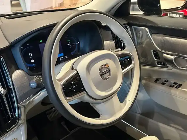 ボルボ ボルボ Ｖ９０ リチャージ アルティメット T8 AWD PHV 道央・札幌 2023(令5)年 1万km デニムブルーメタリック Bowers&Wilkinsプレミアムサウンド/電動パノラマガラスサンルーフ/ヘッドアップディスプレイ/ナッパレザーシート/シートヒーター/シートベンチレーション/ステアリングヒーター/Googleナビ/360°カメラ/ACC/BLIS/LKA/CTA/パイロットアシスト/フルアクティブハイビーム/パワーテールゲート